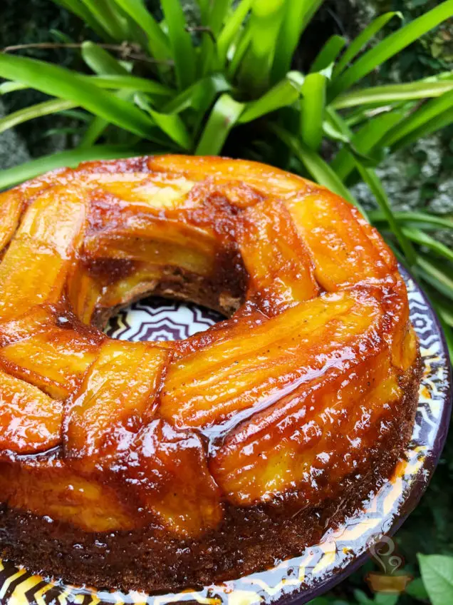 Bolo de banana caramelada receita fácil e super deliciosa