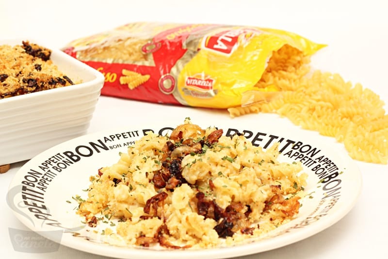 fusilli com cebola crocante e molho de queijo