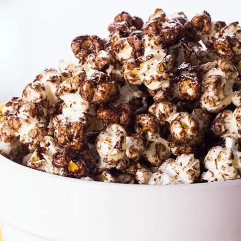 Pipoca caramelada com chocolate