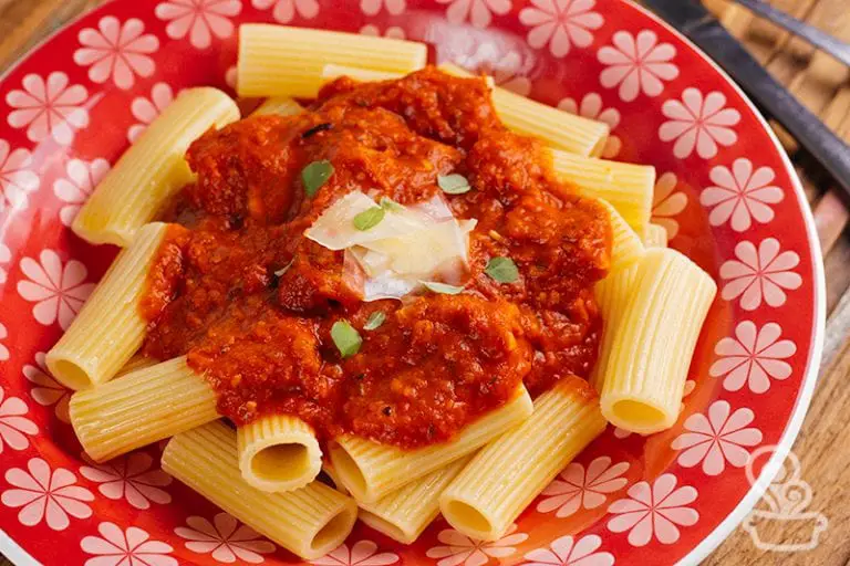 Macarrão com molho de tomate naminhapanela com