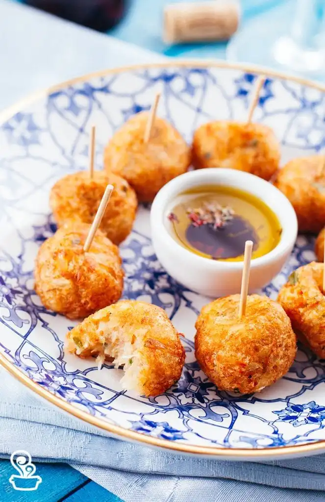 Bolinho de bacalhau com aipim Bolinho de bacalhau com aipim