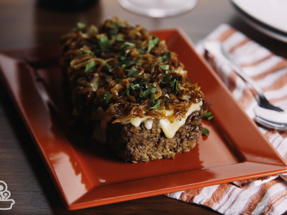 Bolo de carne com cebolas carameladas