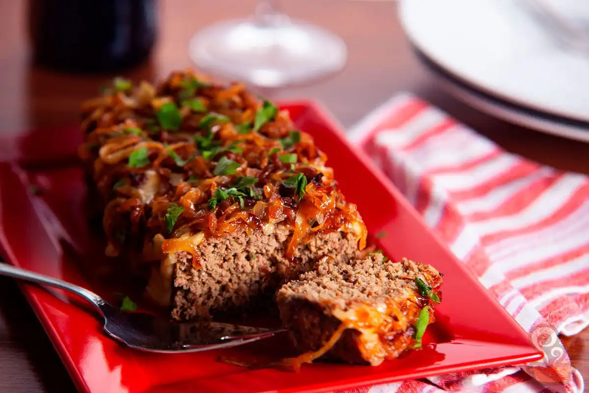 Bolo de carne com cebolas carameladas