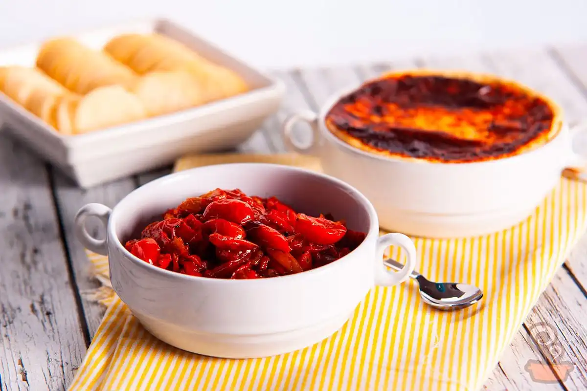 chutney de tomate e gratinado de queijo