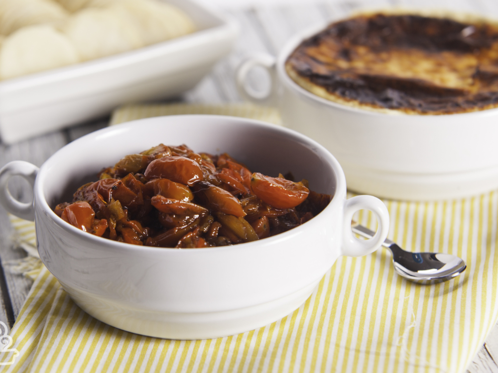 Chutney de tomate e gratinado de queijo e cebola