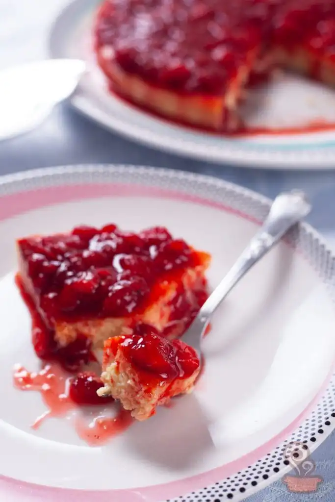 Torta de chocolate branco com geleia de morango
