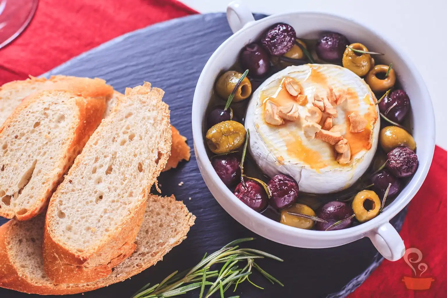 Queijo Brie assado com azeitonas