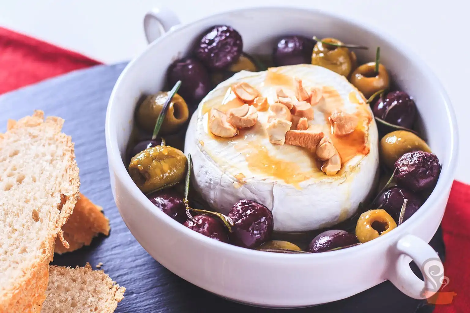 brie assado com azeitonas