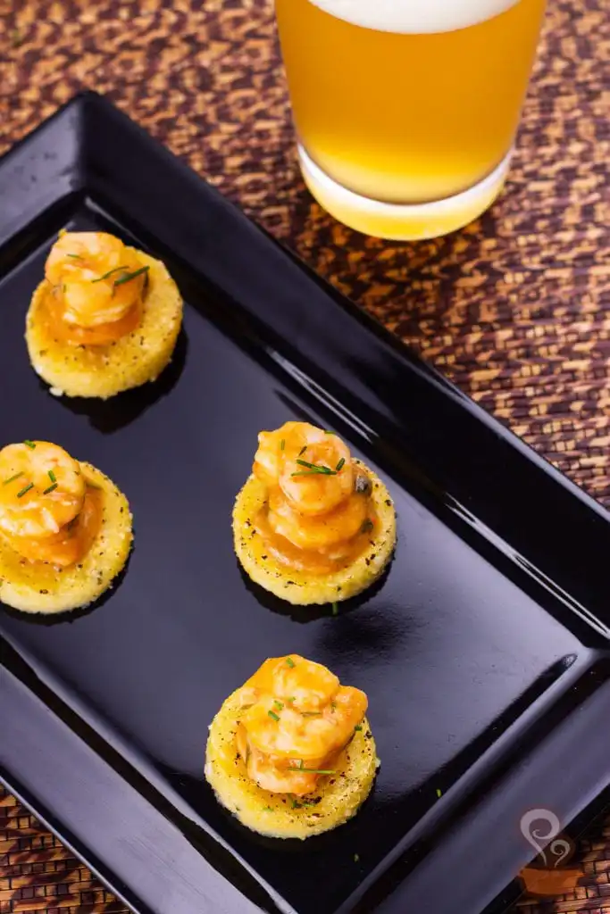 Canapé de polenta com camarão