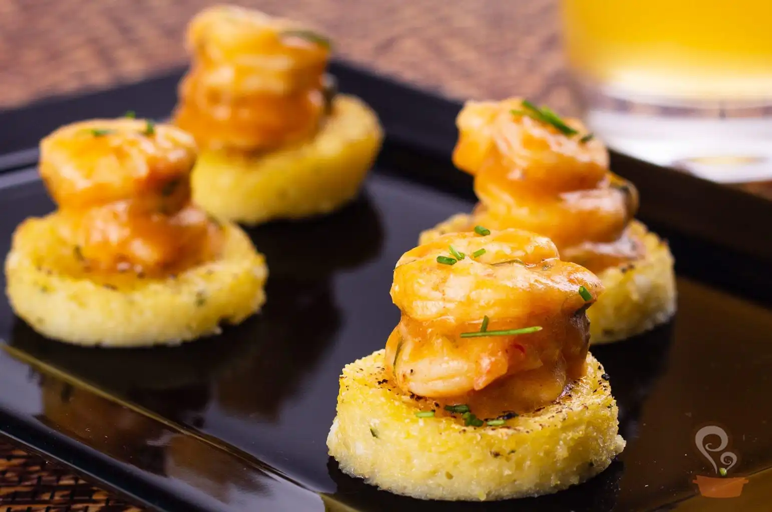 Canapé de polenta com camarão