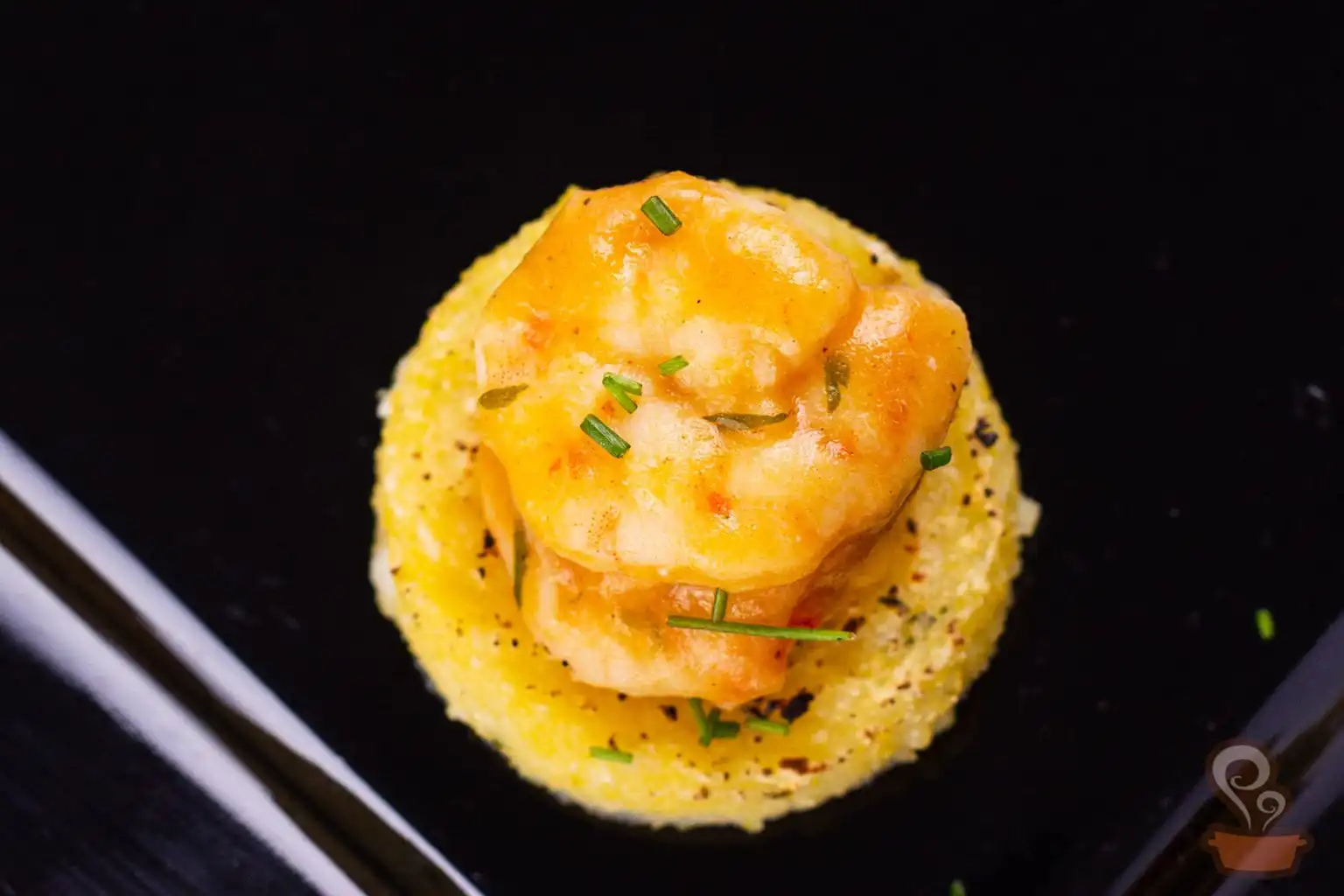 Canapé de polenta com camarão