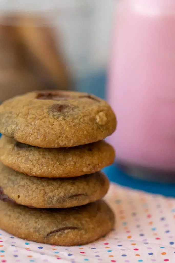 Cookies caseiros com gotas de chocolate