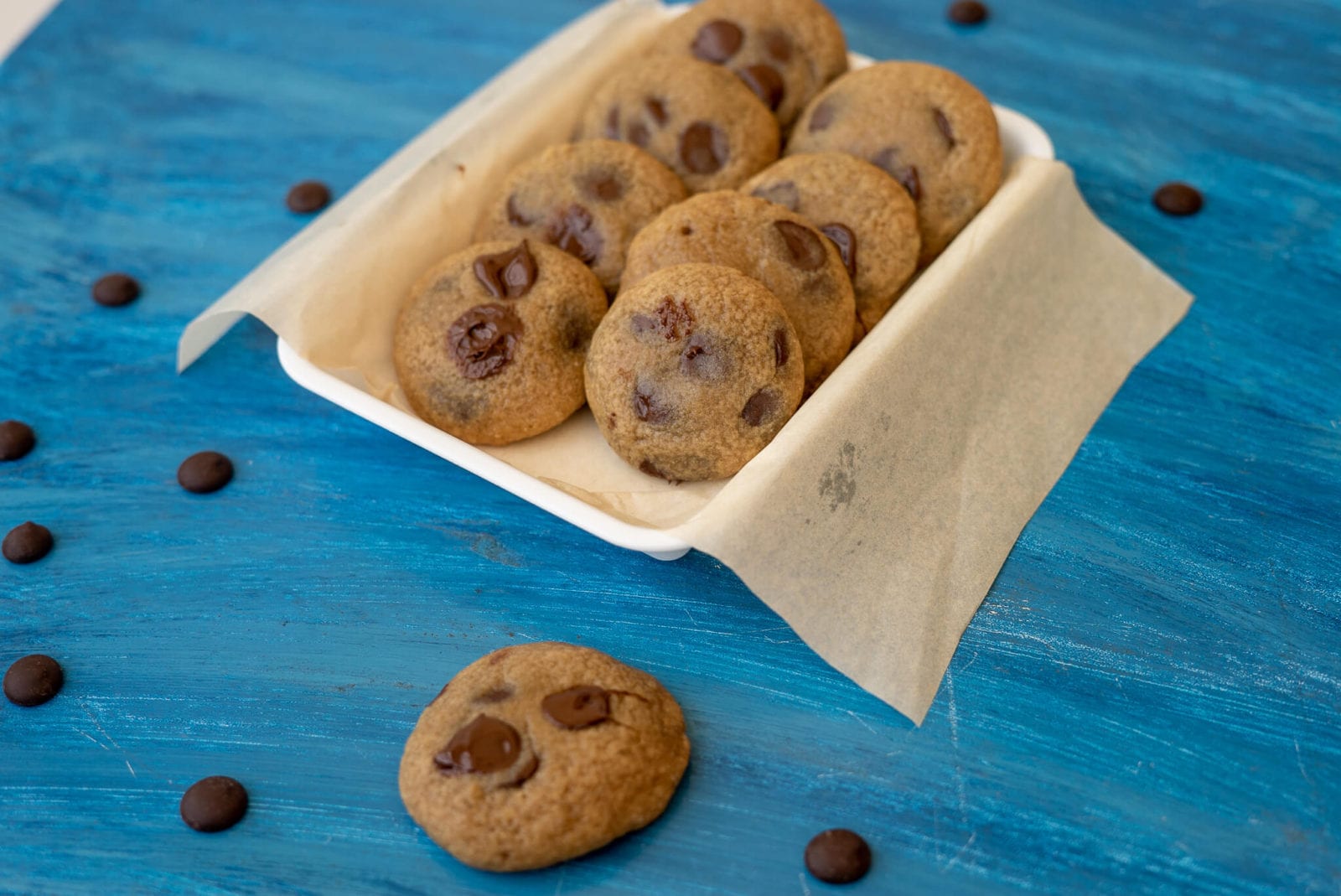 Cookies caseiros com gotas de chocolate