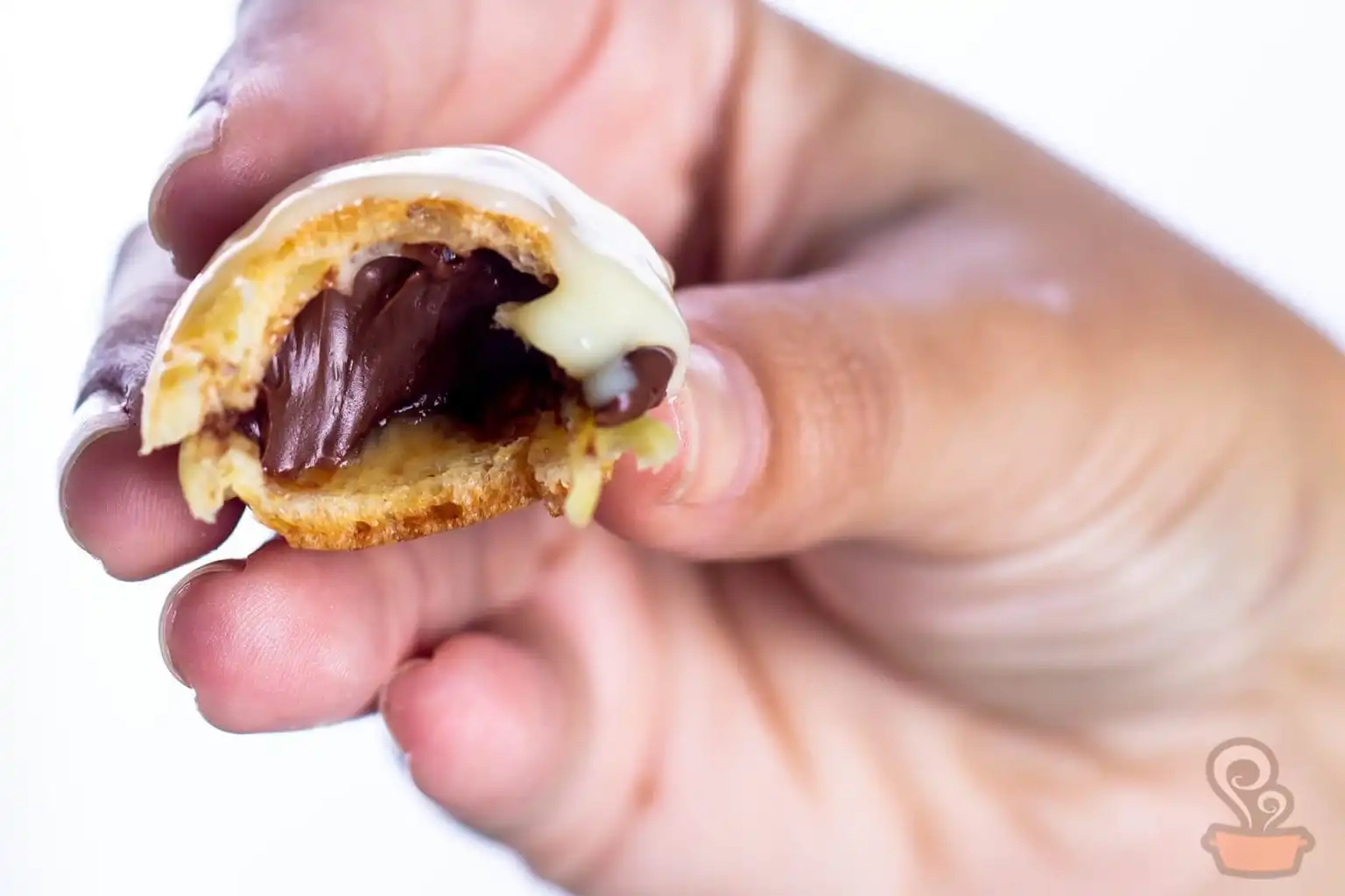 Eclair de nutella com chocolate branco