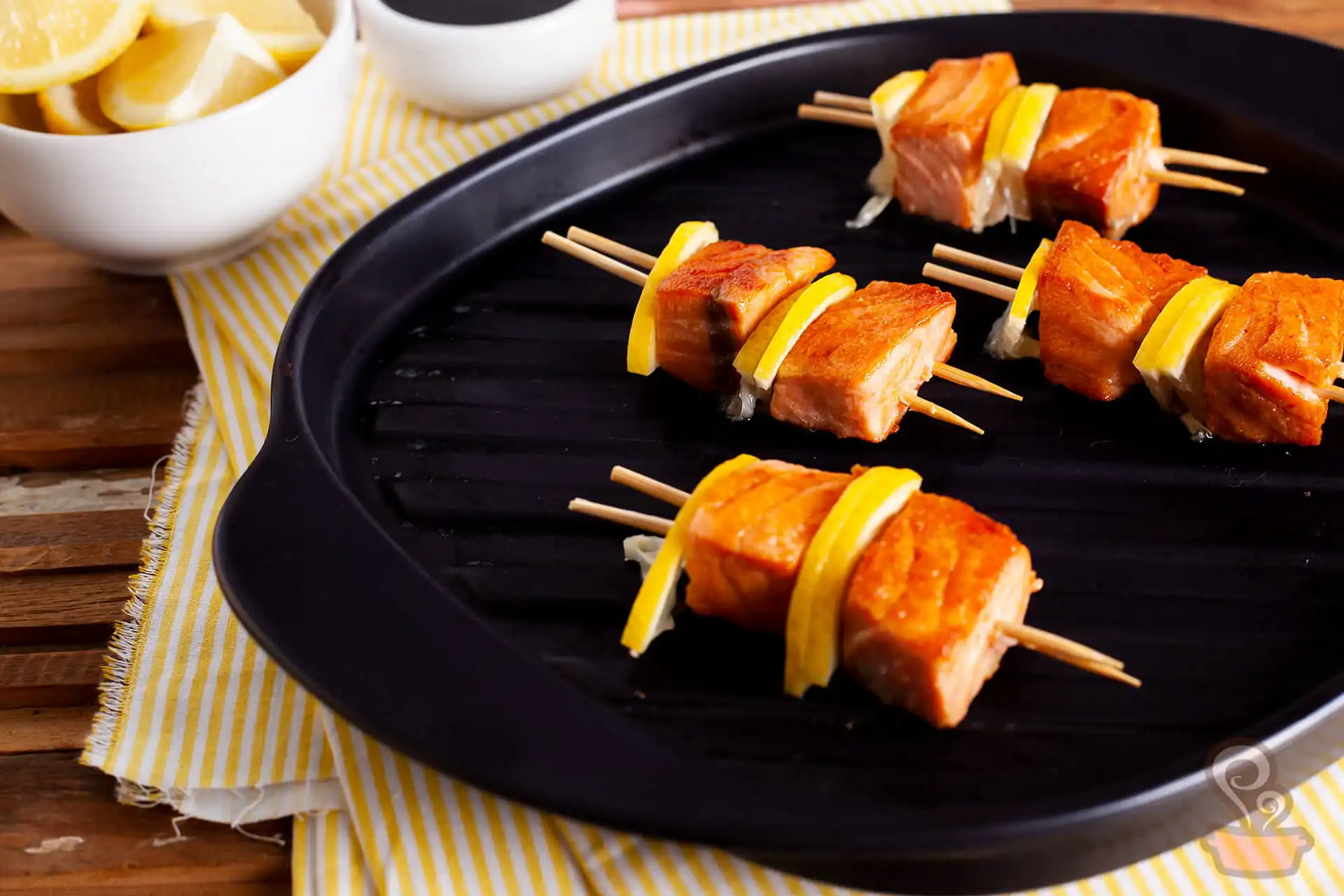 Espetinho de salmão