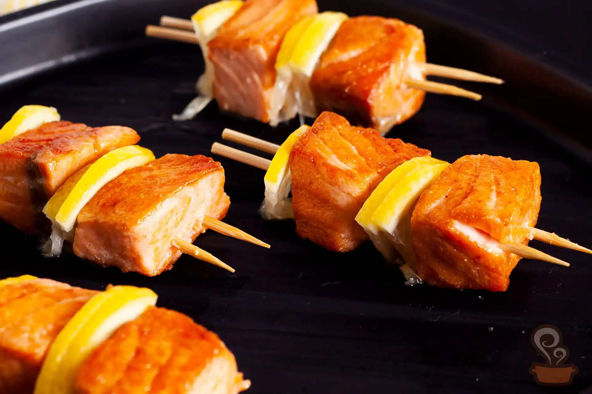 Espetinho de salmão