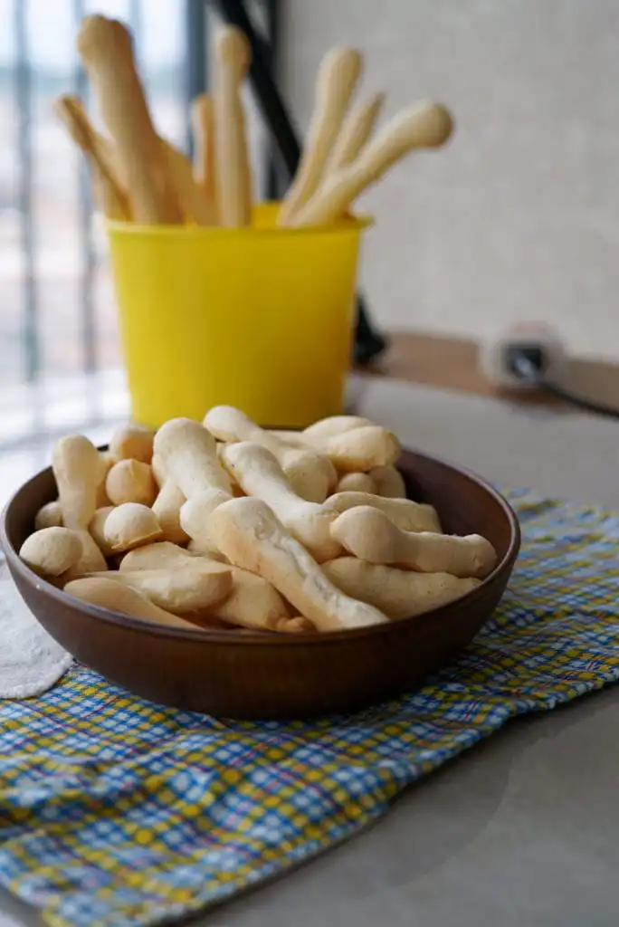 como fazer biscoito de polvilho azedo caseiro