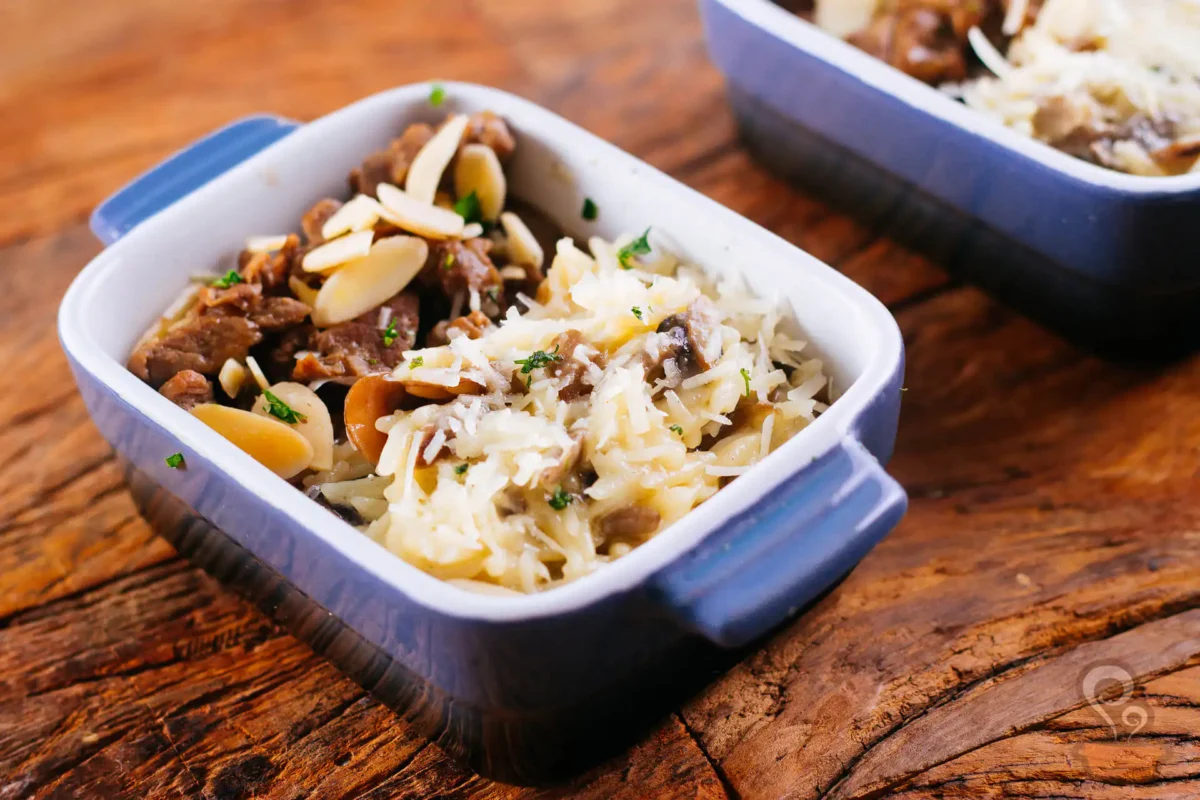 Risoni de cogumelos com filé ao vinho