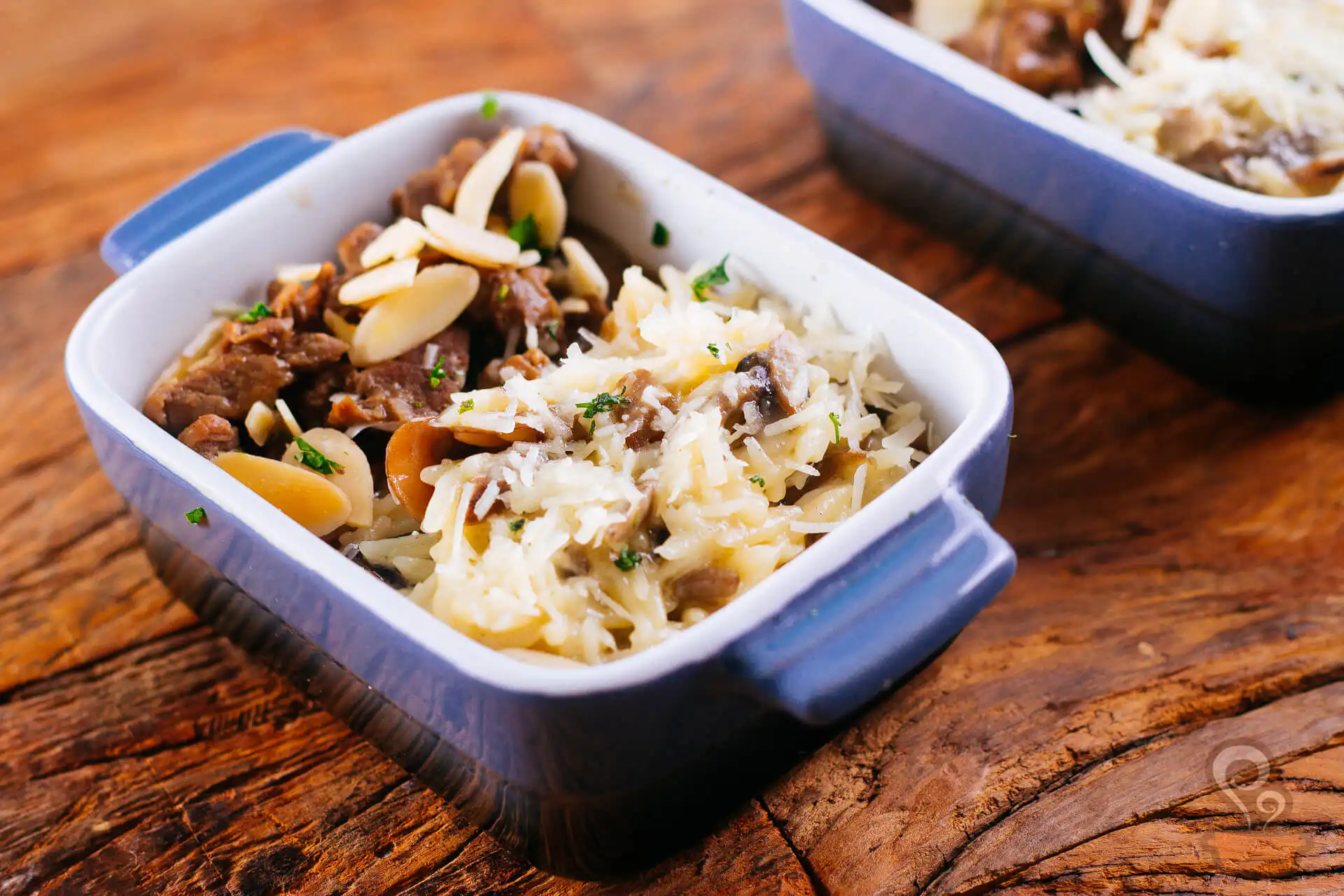 Risoni de cogumelos com filé ao vinho