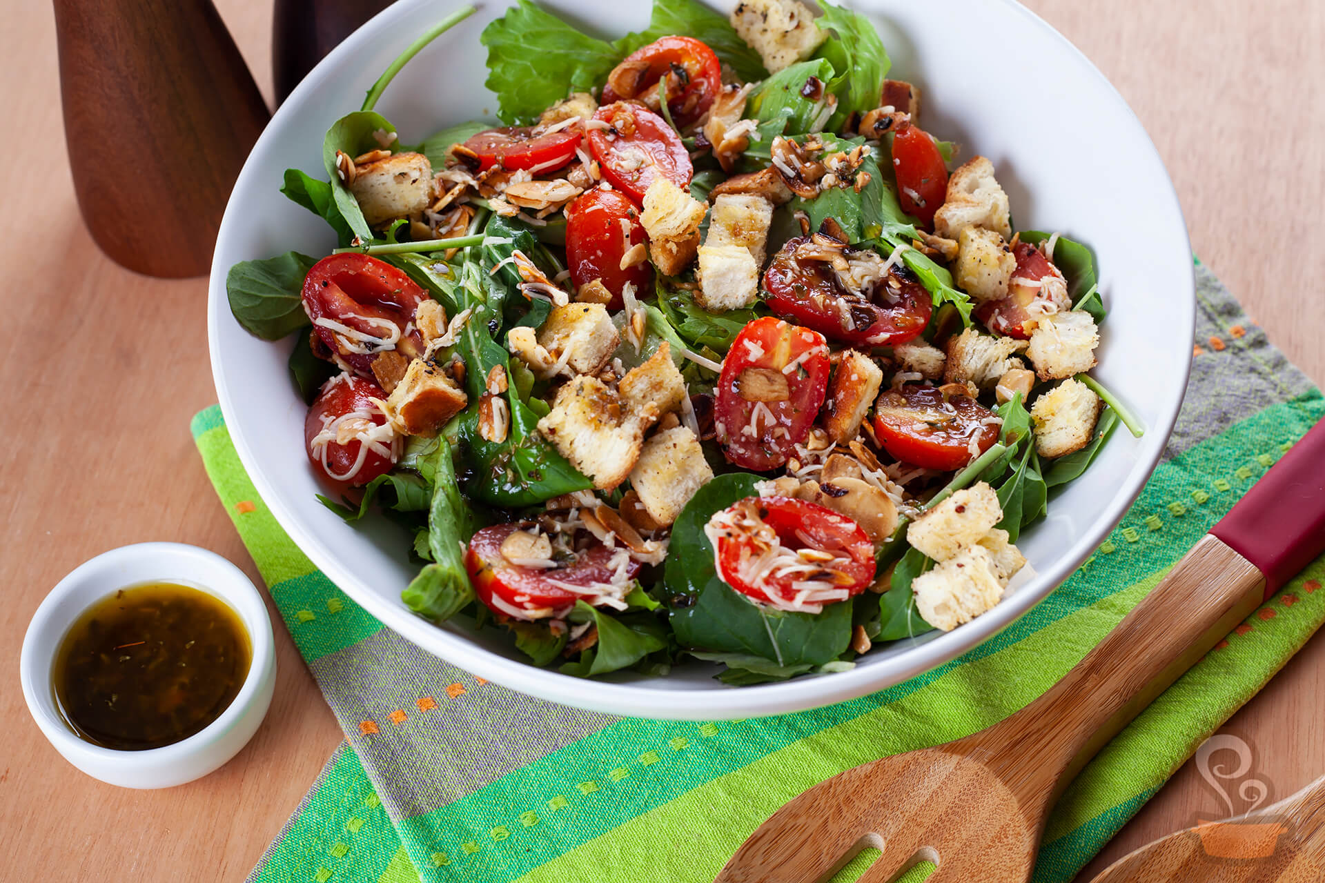 Salada Crocante De Folhas Com Molho Perfeito E Croutons Caseiros