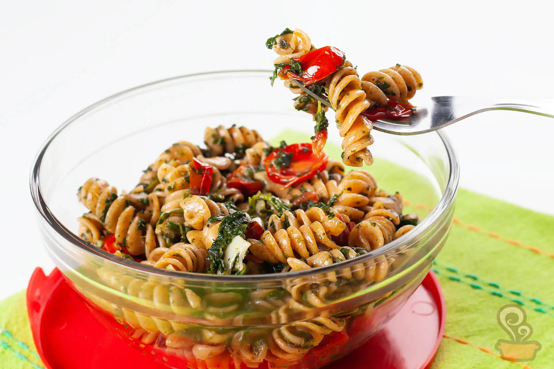 Macarrão com espinafre e tomate