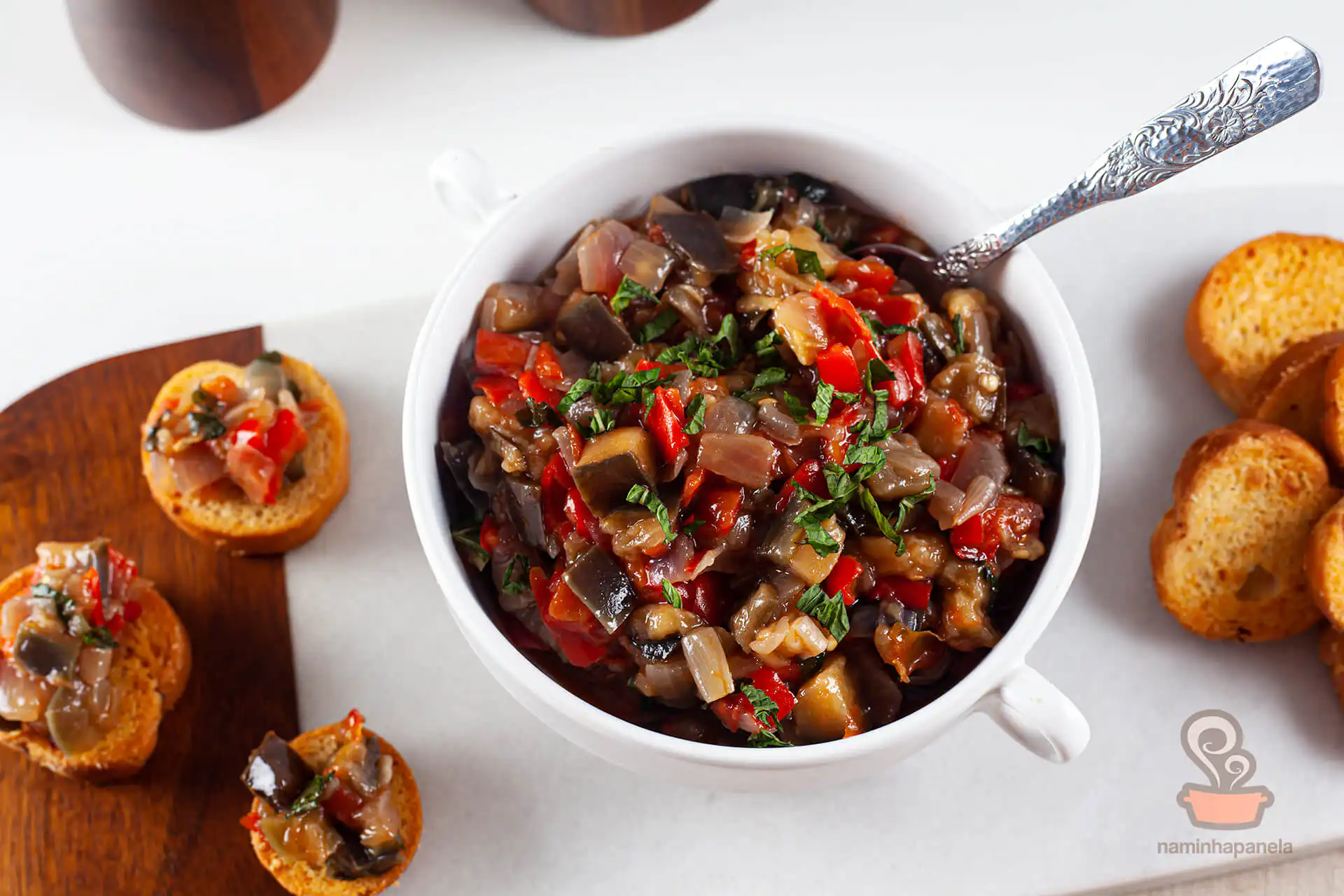 Caponata de berinjela e hortelã