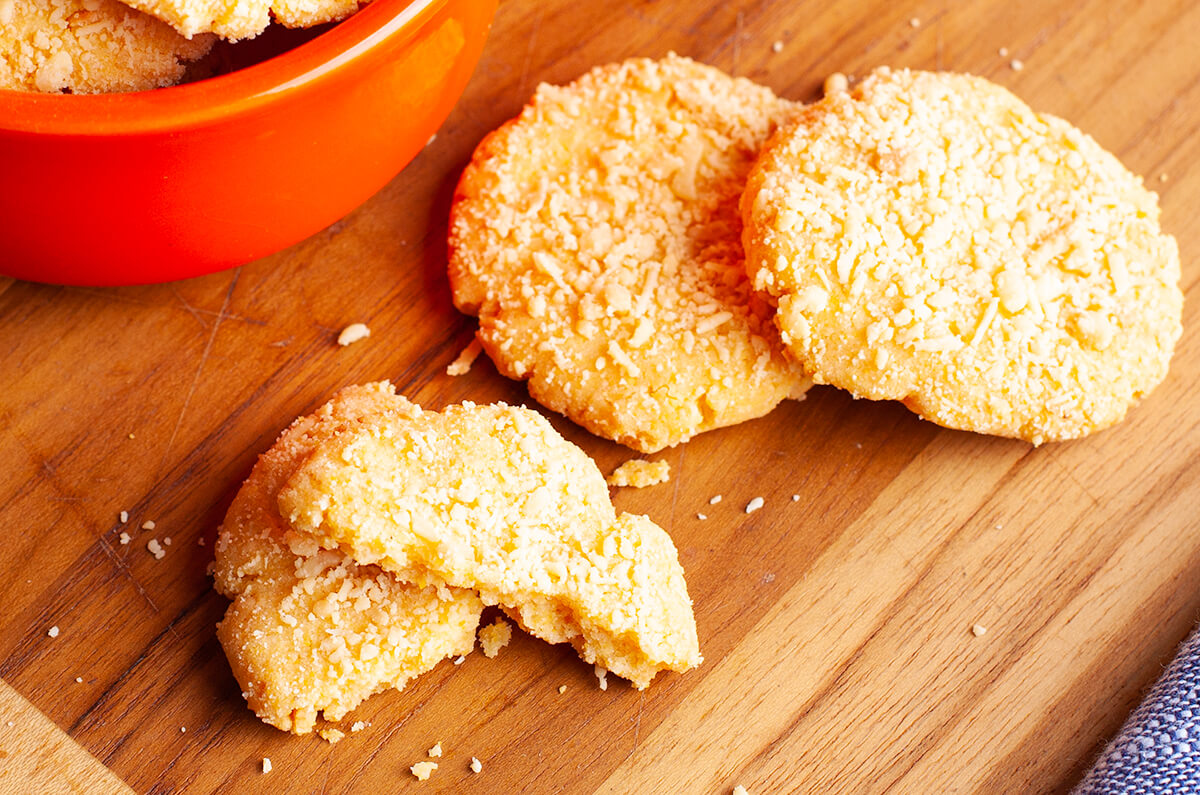 Biscoito de fubá com queijo