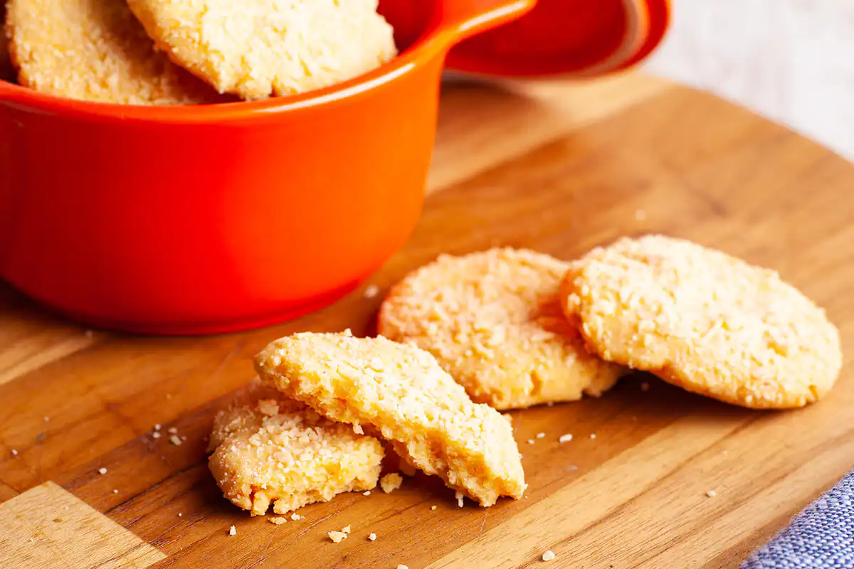 Biscoito de fubá com queijo