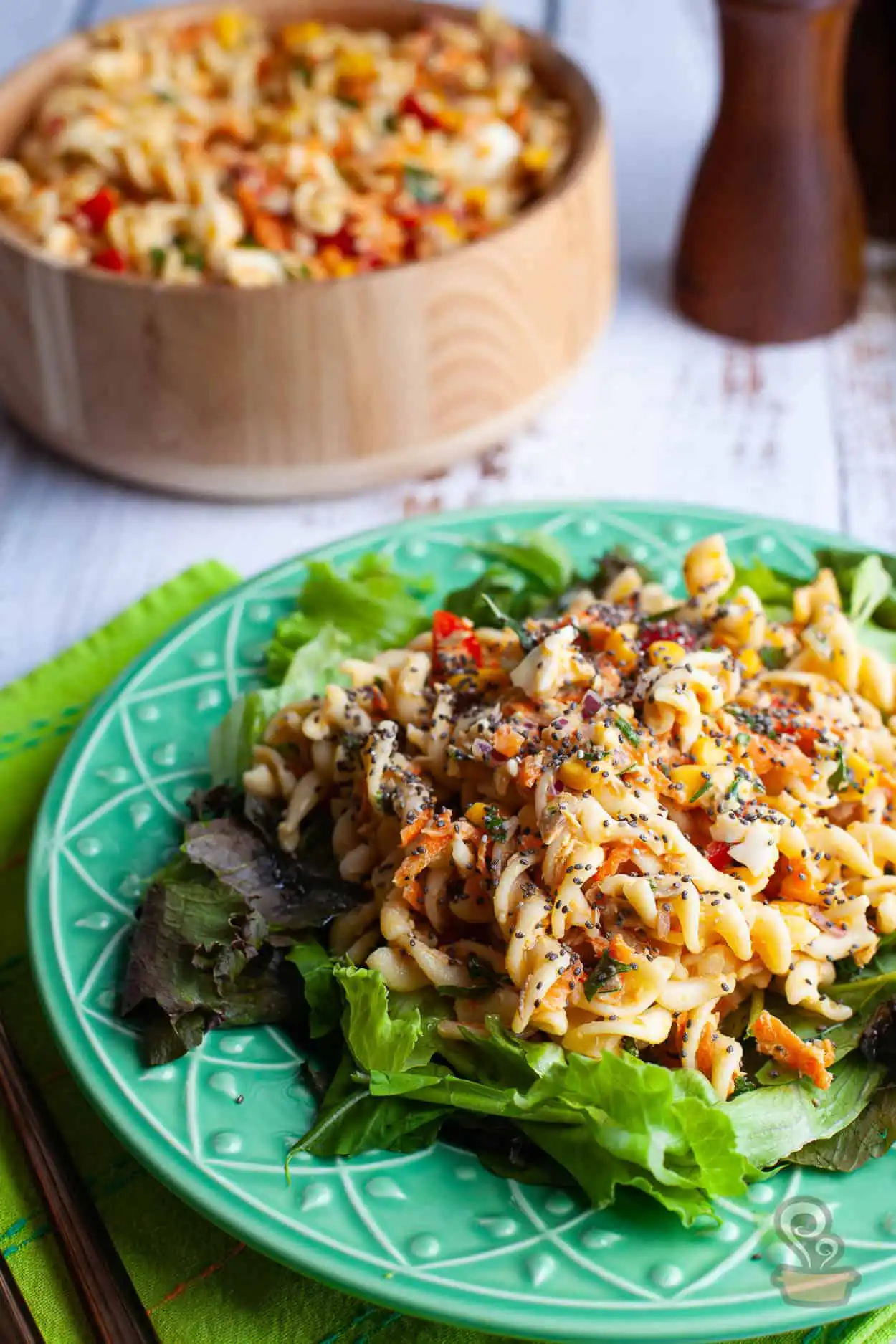 Salada de macarrão Salada de macarrão com atum servida em prato verde
