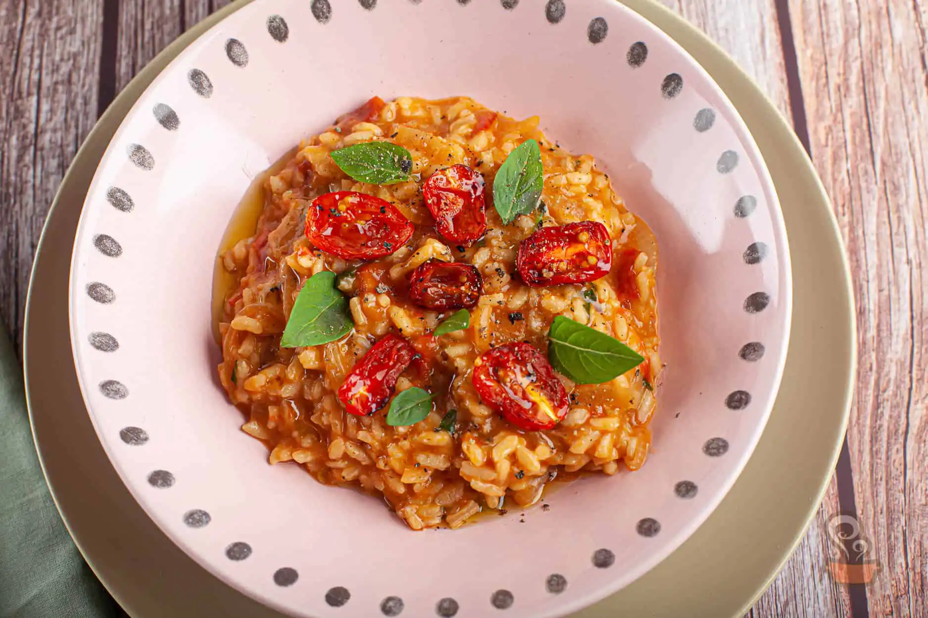 Risoto de tomate com cebola caramelizada