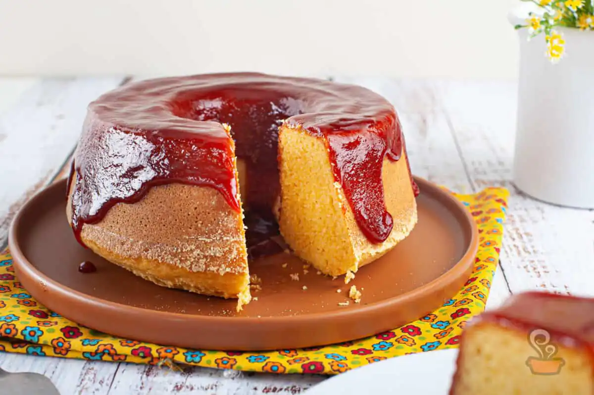 Bolo de fubá com leite condensado