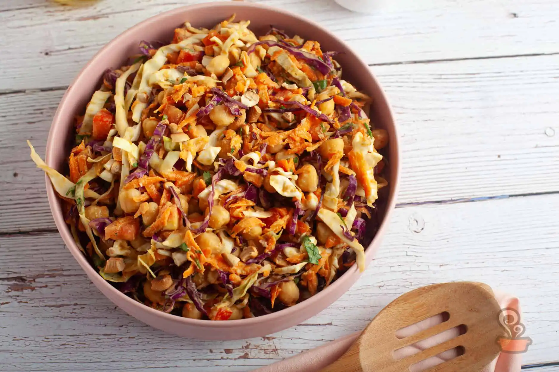 Salada com repolho crocante