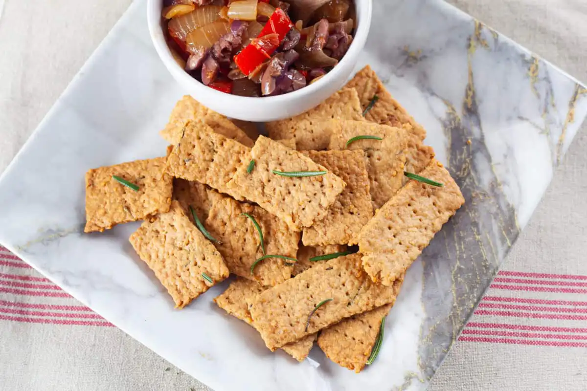 Biscoito de queijo e alecrim