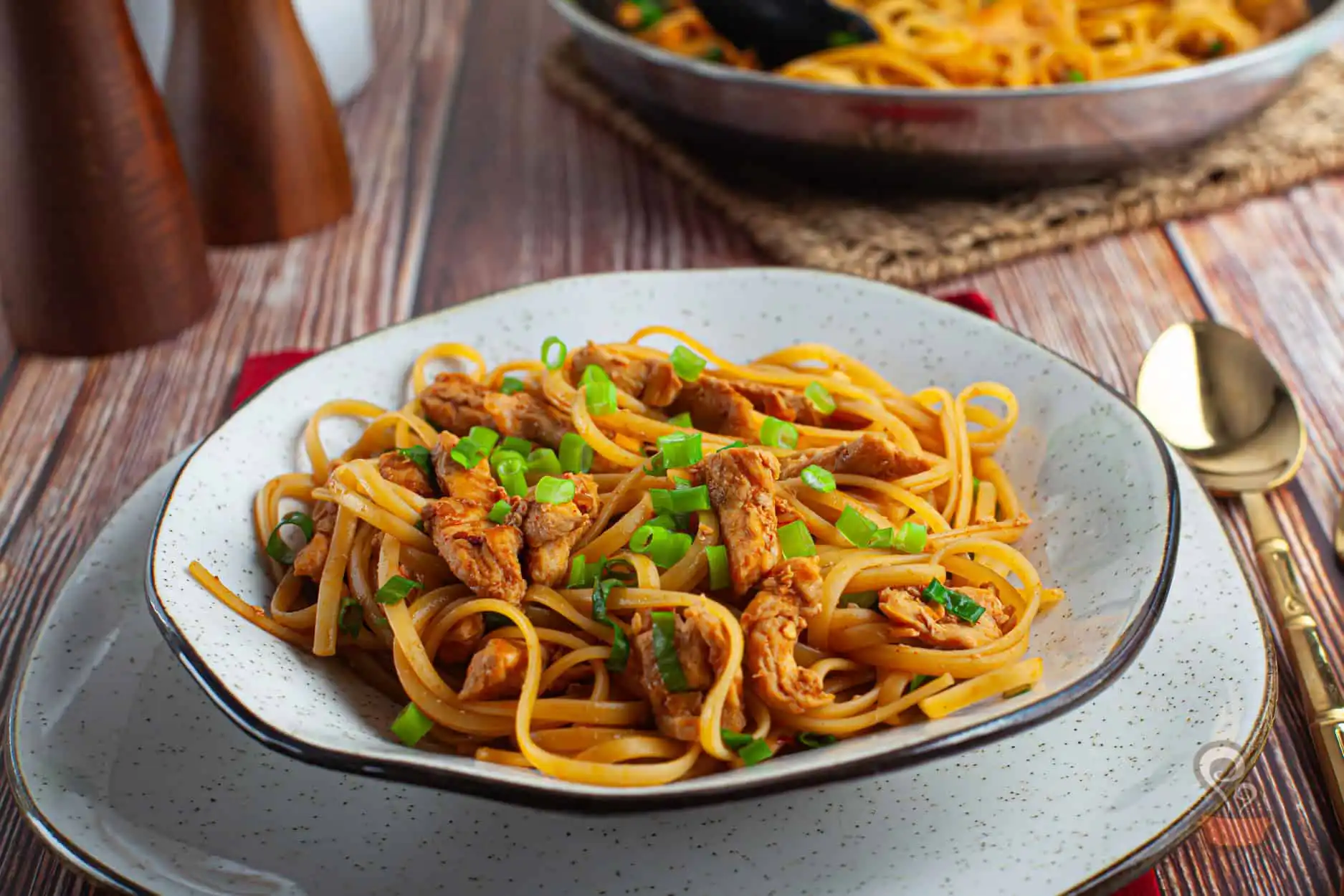 Macarrão com frango agridoce