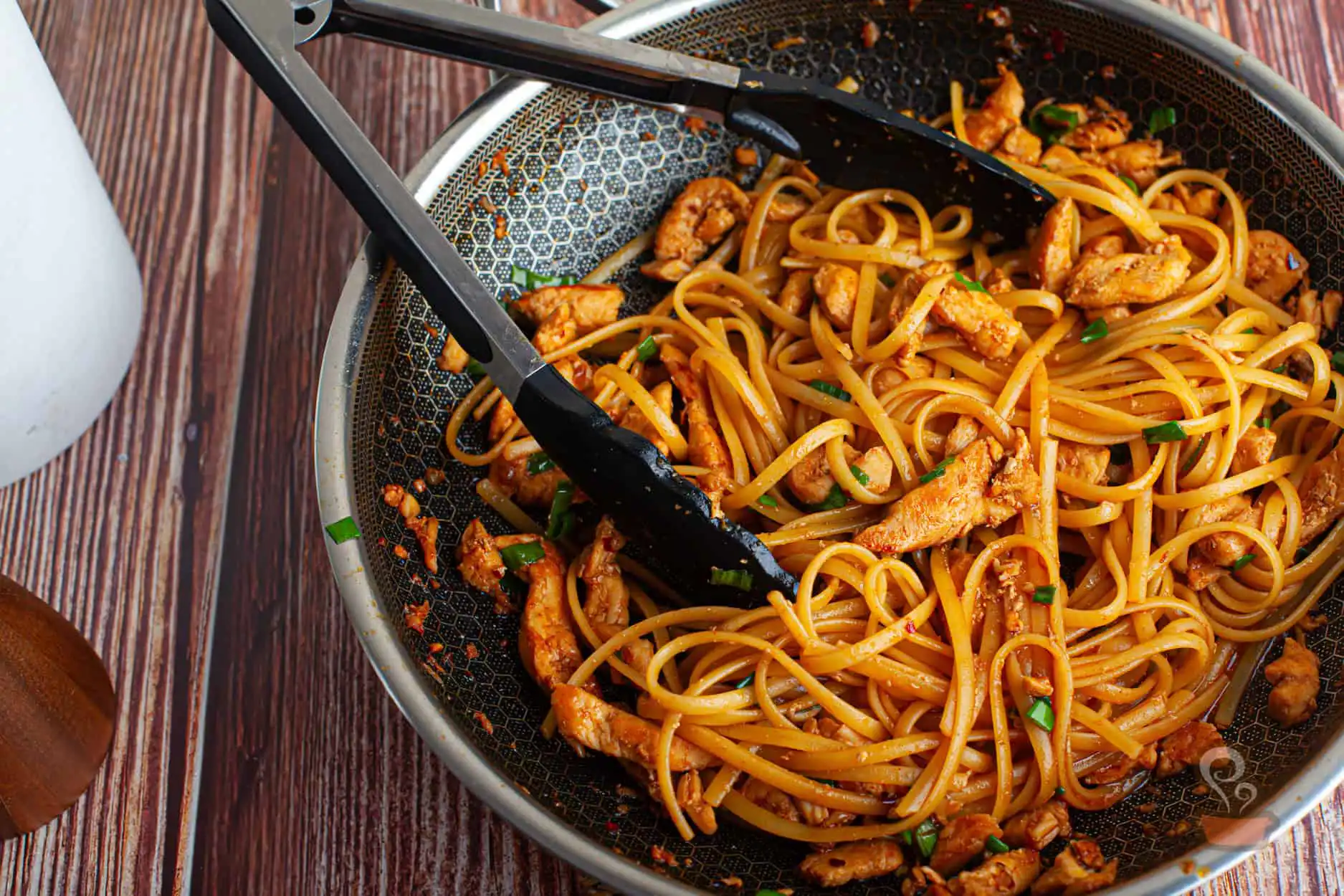 Macarrão com frango agridoce