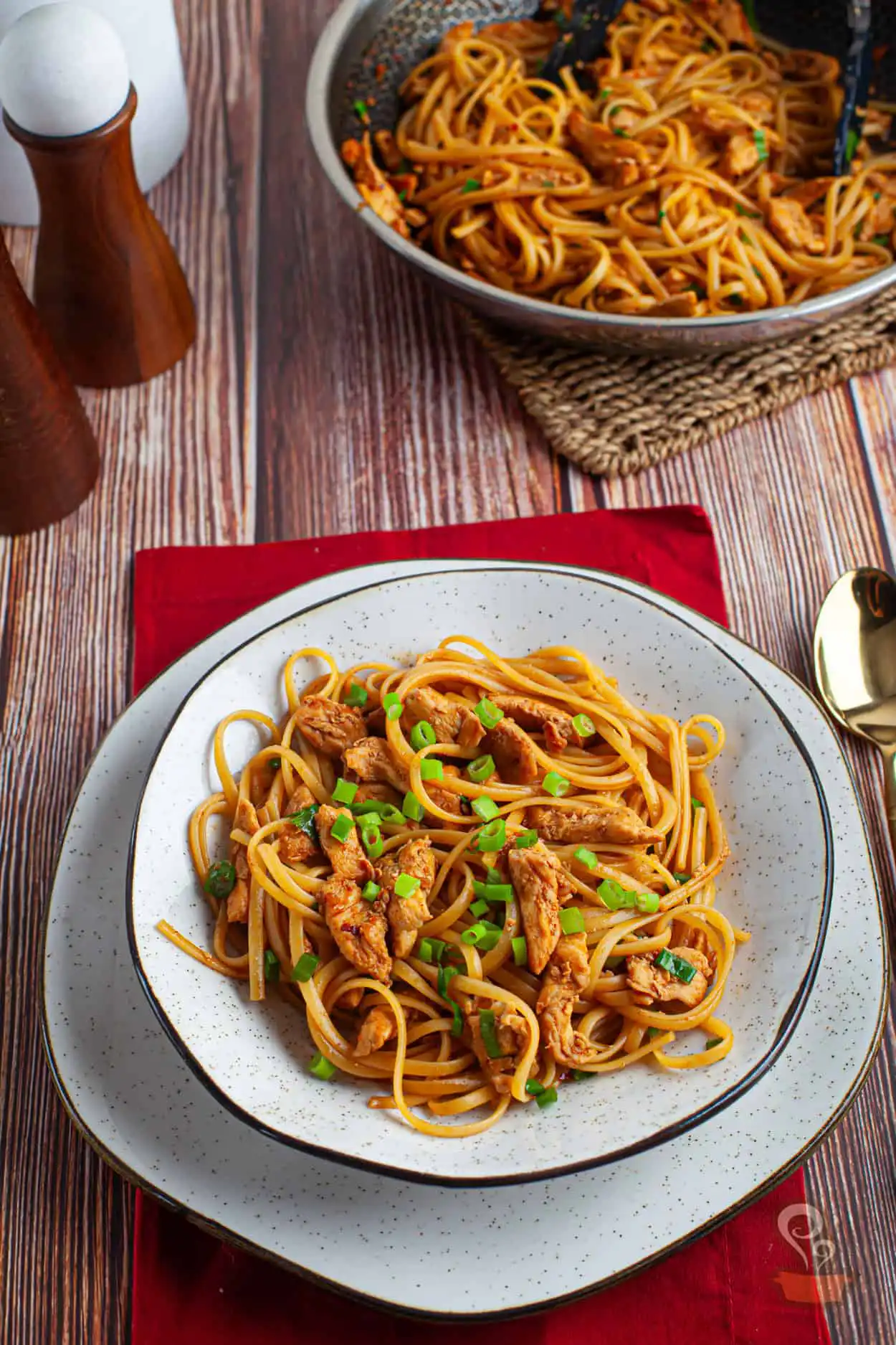 Macarrão com frango agridoce