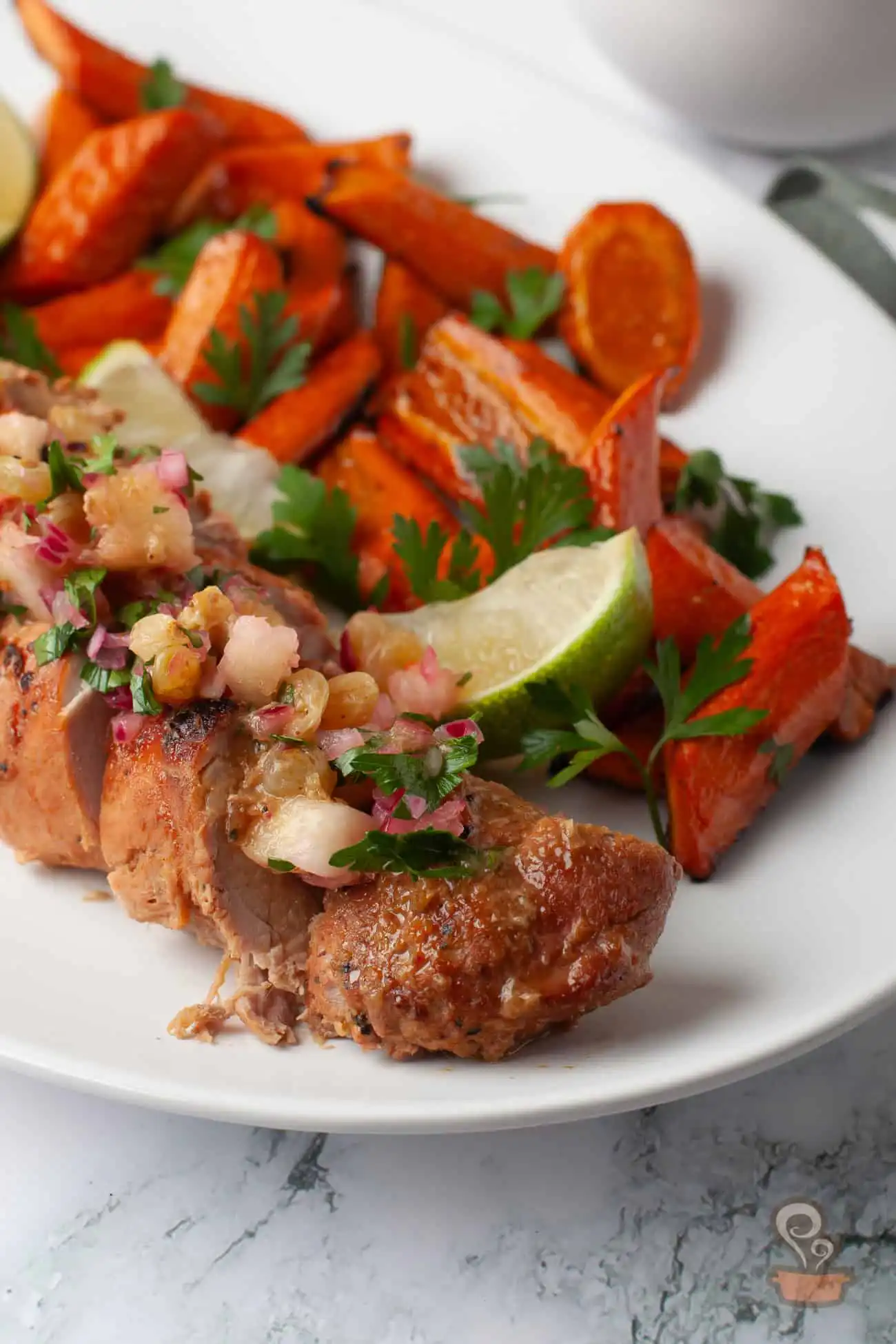 Textura dourada do filé mignon suíno assado com vinagrete e cenouras